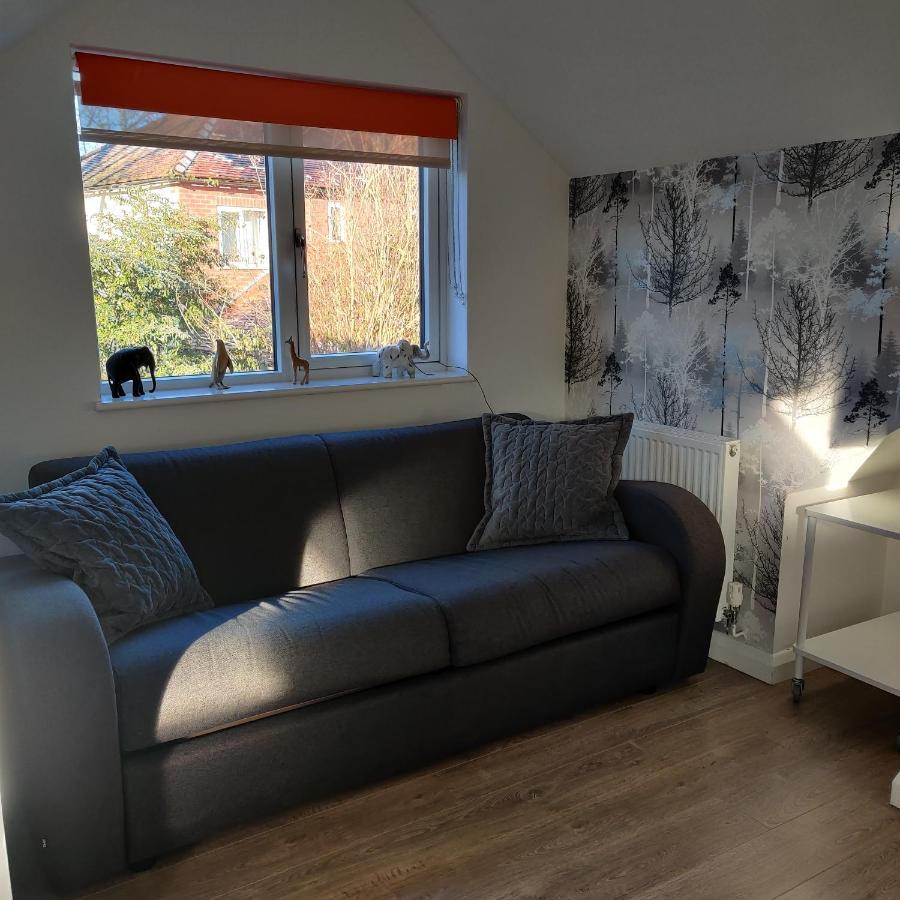 Delightful & Picturesque Modern Detached Apartment, Next To Chester Zoo, Near Park And Ride To City Centre Dış mekan fotoğraf