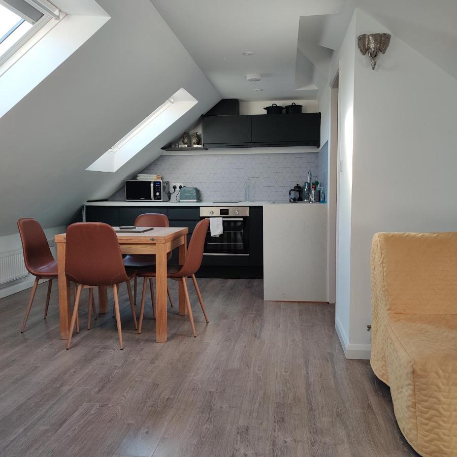 Delightful & Picturesque Modern Detached Apartment, Next To Chester Zoo, Near Park And Ride To City Centre Dış mekan fotoğraf