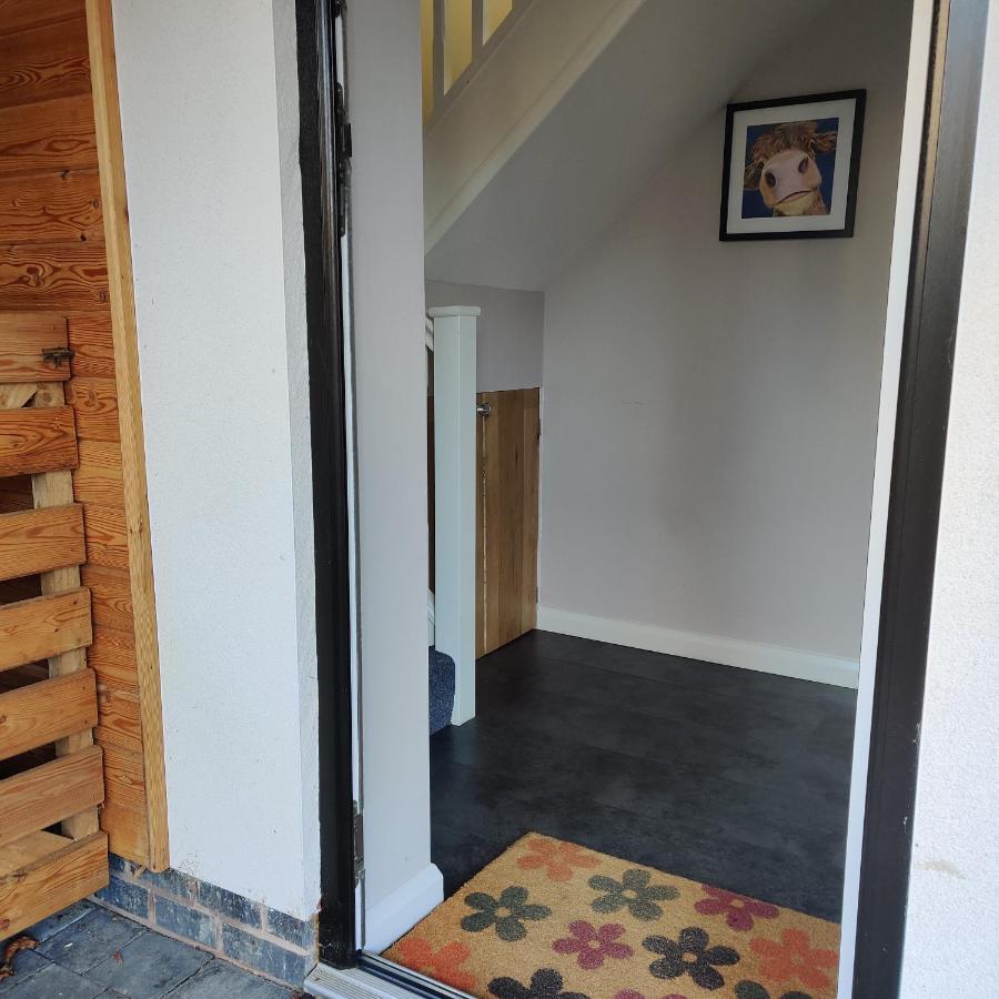 Delightful & Picturesque Modern Detached Apartment, Next To Chester Zoo, Near Park And Ride To City Centre Dış mekan fotoğraf