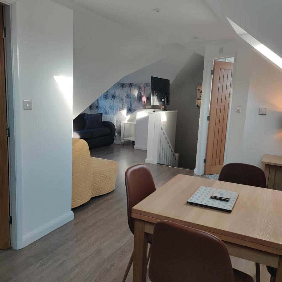 Delightful & Picturesque Modern Detached Apartment, Next To Chester Zoo, Near Park And Ride To City Centre Dış mekan fotoğraf